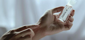 صورة: كيفية استخدام زيت الليمون للبشرة و زيت الليمون لحماية البشرة من أشعة الشمس