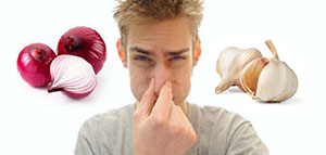 صورة: رائحة البصل و التخلص من رائحة البصل و أطعمة تساعد على إزالة رائحة البصل