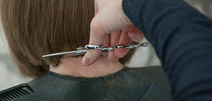 صورة: قص أطراف الشعر المتوسط الطول و قص أطراف الشعر الطويل