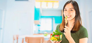 شرب الماء و الغذاء الصحي و تمارين اليوغا صورة: شرب الماء و الغذاء الصحي و تمارين اليوغا