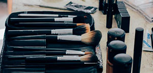 صورة: كريم الأساس و البودرة و أحمر الخدود