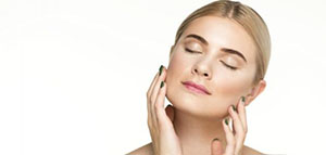 صورة: غسل الوجه و ترطيب البشرة و استخدام كريم حماية من الشمس