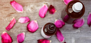 صورة: زيت جوز الهند و زيت الزيتون و الزيوت الأساسية والعطرية