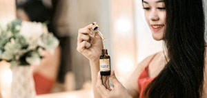 صورة: مدة وضع الزيت على الشعر و زيت الأرز العطري للشعر