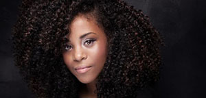 غسل الشعر الإفريقي و الترطيب العميق و التسريحات البسيطة وتجنب غسل الشعر باستمرار صورة: غسل الشعر الإفريقي و الترطيب العميق و التسريحات البسيطة وتجنب غسل الشعر باستمرار