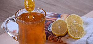 قناع الليمون و قناع الكركم و عجينة اللوز صورة: قناع الليمون و قناع الكركم و عجينة اللوز