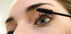 تطبيق الزيوت الطبيعية و تناول الأطعمة الصحية صورة: تطبيق الزيوت الطبيعية و تناول الأطعمة الصحية