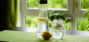 ممارسة التمارين الرياضية و شرب ماء الديتوكس صورة: ممارسة التمارين الرياضية و شرب ماء الديتوكس