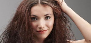 صورة: عدم احتفاظ الشعر بالرطوبة و فروة الرأس الجافة