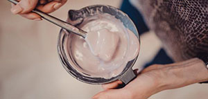 صورة: مدة ترك الصبغة على الشعر و اختبار لون وحساسية صبغة الشعر