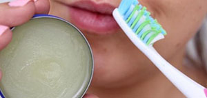 صورة: الفازلين و فوائد الفازلين للشعر و طريقة استخدام الفازلين على الشعر