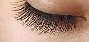 صورة: تكثيف الرموش وتطويلها و وصفات طبيعية لتكثيف الرموش وتطويلها