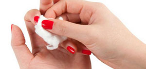 صورة: طريقة تغليف الأصابع و طريقة القطن و العناية بالأظافر بعد إزالة المناكير