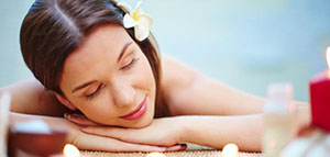 صورة: غسل الوجه و التنظيف العميق للوجه و استعمال كريم الليل