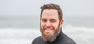 صورة: زيت جوز الهند وزيت إكليل الجبل و تناول المكملات الغذائية