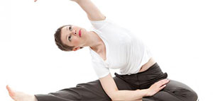 صورة: تناول وجبة إفطار صحية و شرب الماء و تناول الطعام ببطء