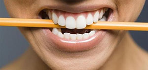 أعراض الضغط على الأسنان أثناء النوم و متى تتم عملية الضغط على الأسنان صورة: أعراض الضغط على الأسنان أثناء النوم و متى تتم عملية الضغط على الأسنان