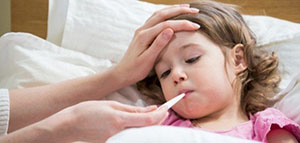 استخدام الأدوية الخافضة للحرارة و استخدام كمادات الماء الفاترة صورة: استخدام الأدوية الخافضة للحرارة و استخدام كمادات الماء الفاترة