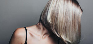 صبغ الشعر الثلجي في البيت صورة: صبغ الشعر الثلجي في البيت