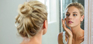 صورة: خلطات طبيعية للتخلص من آثار حب الشباب و العلاجات الطبية لإزالة آثار حب الشباب