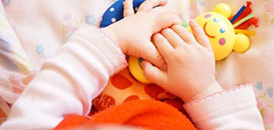 متى يبدأ الطفل بإمساك الأشياء و مراحل تعلم الطفل لإمساك الأشياء صورة: متى يبدأ الطفل بإمساك الأشياء و مراحل تعلم الطفل لإمساك الأشياء