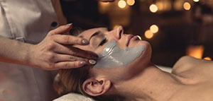 العسل واللبن و الشوفان و الكركم و شرائح الخيار صورة: العسل واللبن و الشوفان و الكركم و شرائح الخيار