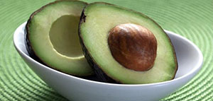 ماسك الأفوكادو لعلاج قشرة الشعر و ماسك البيض لتغذية الشعر صورة: ماسك الأفوكادو لعلاج قشرة الشعر و ماسك البيض لتغذية الشعر