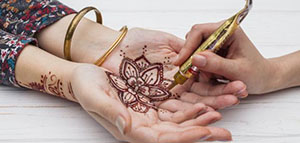 صورة: طريقة تحضير حنة الرسم و اختيار تصميم نقش الحناء