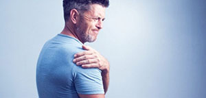 صورة: أسباب ألم الكتف الأيمن من الكتف نفسه و أسباب غير مباشرة لألم الكتف الأيمن