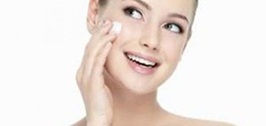 صورة: اهتمام المرأة بنفسها و طرق لتبييض الوجه