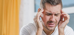 صورة: الصداع و علاج الصداع في المنزل و مراجعة الطبيب