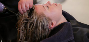 صورة: استخدام شامبو ضد القشرة وصودا الخبز و صودا الخبز وخل التفاح