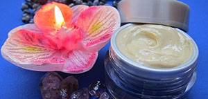 قناع الطين و قناع بياض البيض و قناع ثمار البابايا صورة: قناع الطين و قناع بياض البيض و قناع ثمار البابايا