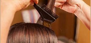 صورة: صبغ الشعر بالأحمر