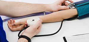 صورة: أعراض ضغط الحمل و أعراض تستدعي مراجعة الحامل للطبيب