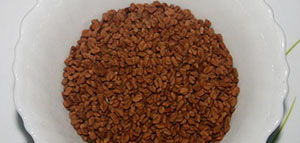 صورة: خلطة بذور الحلبة و خلطة الكركم وزيت اللوز