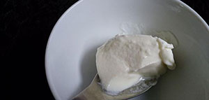 صورة: الموز والزبادي و الزبادي والبابايا و الزبادي وجل الألوفيرا وزيت جوز الهند