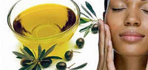 صورة: زيت الزيتون و فوائد تدليك الوجه بزيت الزيتون