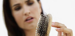 صورة: تساقط الشعر و علاجات طبيعية للحد من تساقط الشعر