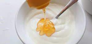 صورة: الزبادي والعسل و فوائد الزبادي للوجه
