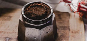 صورة: قناع القهوة والزبادي و قناع القهوة والعسل