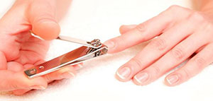 صورة: تقليم أظافر اليدين و تقليم أظافر القدمين