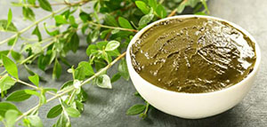 صورة: صبغ الشعر بأوراق الحناء و أوراق الحناء لتكثيف الشعر