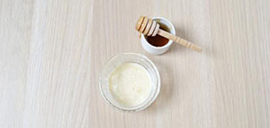 صورة: العسل والزبادي و فوائد العسل للبشرة و وصفات العسل للبشرة