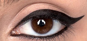 صورة: الكحل و طرق تثبيت الكحل في العين و نصائح لتثبيت الكحل لوقت أطول