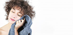 فحص البشرة بالمنديل و فحص البشرة باللمس صورة: فحص البشرة بالمنديل و فحص البشرة باللمس