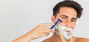 استخدام شفرات الحلاقة و استخدام الشمع صورة: استخدام شفرات الحلاقة و استخدام الشمع