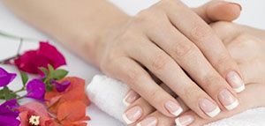 فرك اليدين بالستانلس ستيل لإزالة رائحة الثوم والبصل صورة: فرك اليدين بالستانلس ستيل لإزالة رائحة الثوم والبصل