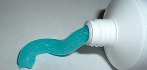 صورة: علاج البثور و تنظيف البشرة و تحذير عند استخدام معجون الأسنان