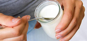 صورة: الزبادي لترطيب البشرة و الزبادي لعلاج حب الشباب